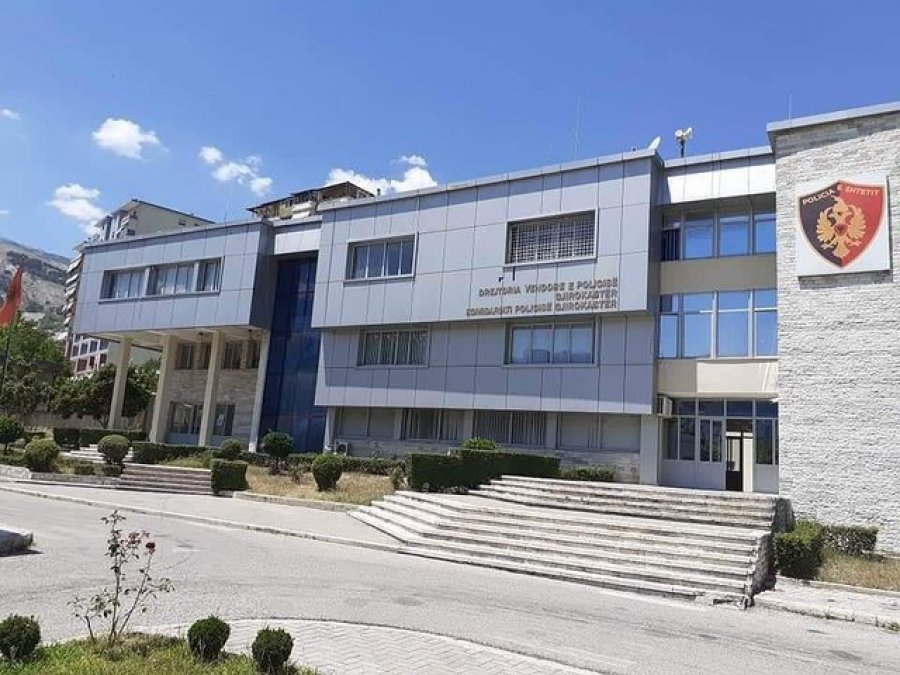 Vodhën para dhe sende me vlerë në një banesë, dy të arrestuar në Gjirokastër