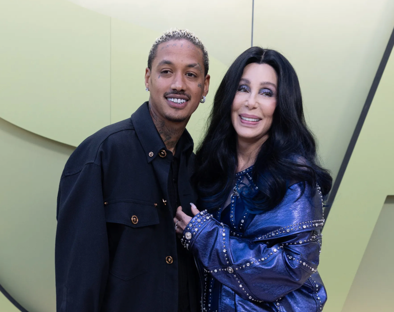 Cher (76 vjeç) dhe Alexander Edwards (36 vjeç) i japin fund lidhjes