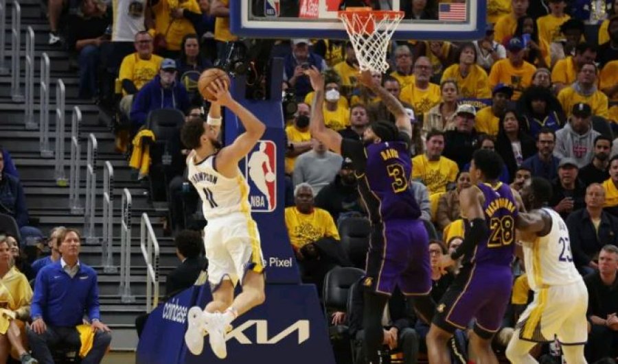 NBA/ Clay Thomspon shënon 30 pikë, Warriors barazon serinë me Lakers 