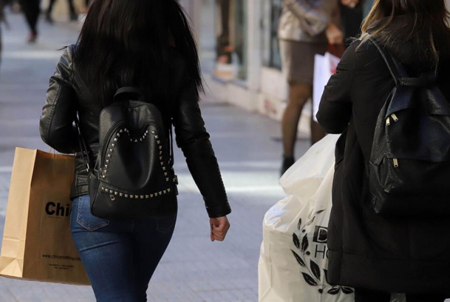 Arrestohet një shqiptare në Selanik, e la foshnjen në makinë për të bërë pazar