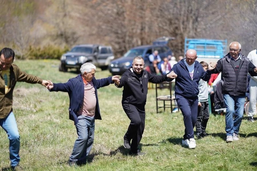 FOTOLAJM/ Kryetari i Alibeajt hedh valle e kërcen me kandidatin e Ramës në Librazhd