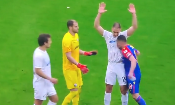 VIDEO/ Taulant Xhaka godet kundërshtarin në stilin e Zidane, përjashtohet nga loja