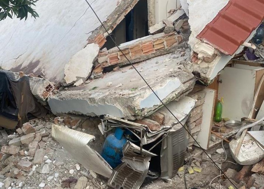 FOTO - Gruaja humbi jetën, burri në spital/ Ja si ka përfunduar banesa në Kuçovë pas shembjes