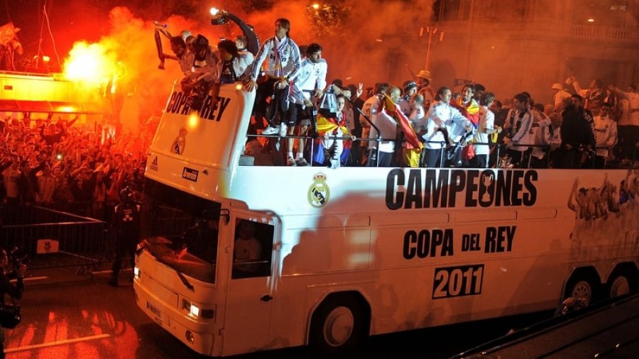 FOTO/ Real Madridi fitoi Kupën e Mbretit, Sergio Ramos e uron me trofeun e shkatërruar
