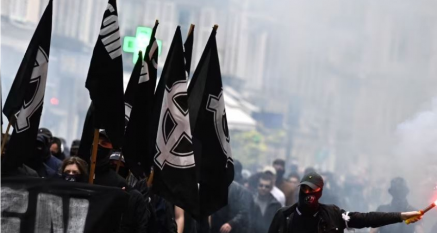 Franca kritikohet pasi lejoi një marsh të neo-nazistëve në Paris
