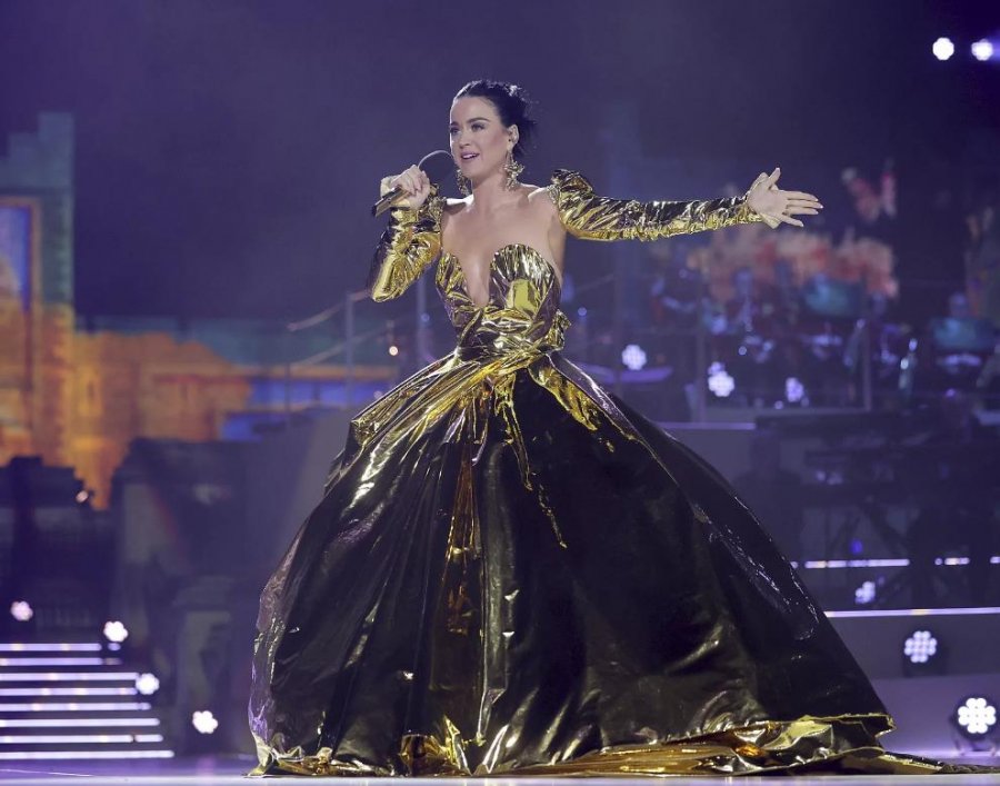 ME FOTO/ Koncerti i kurorëzimit: Katy Perry, Lionel Richie dhe 'Take That' nderojnë mbretin e ri