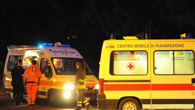 Itali/ Makina përplaset me pemën, humb jetën 24-vjeçari shqiptar, tjetri plagoset rëndë