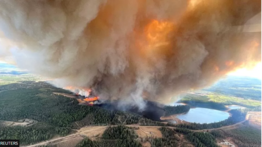 Zjarre të forta në Kanada, afro 25 mijë njerëz janë evakuuar