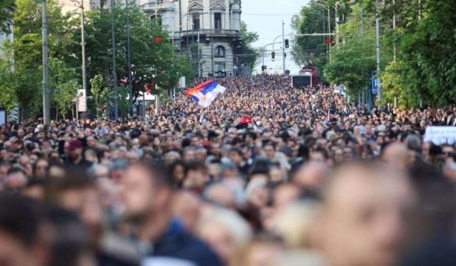 Vrasjet masive, mijëra njerëz mbushin rrugët kundër dhunës në Serbi