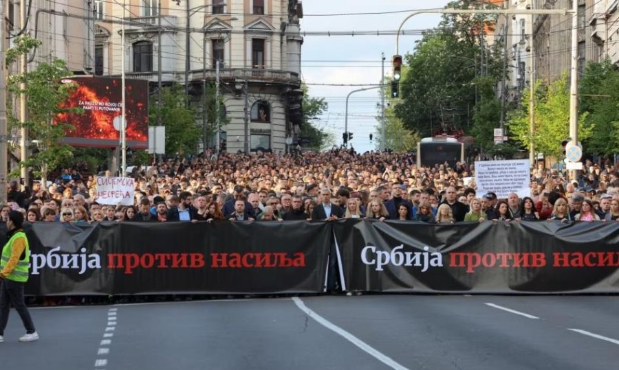 Mijëra në protestë kundër dhunës në Serbi pas dy masakrave javën e kaluar