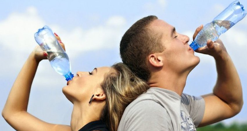 Pse pirja e tepërt e ujit është po aq e rrezikshme sa dehidratimi?