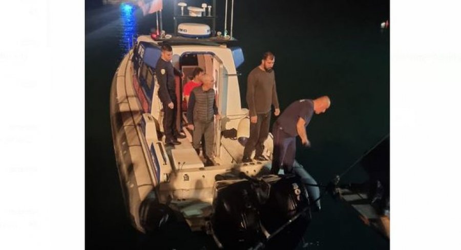 Peshkarexha iu godit nga trageti, shpëtohen 3 peshkatarët e mbetur në det të hapur