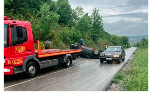 Rrokulliset vetura në rrugën Klinë-Skenderaj, lëndohet shoferi