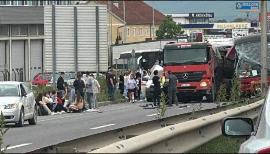 Aksident i rëndë në Kosovë, autobusi përplaset me kamionin, 30 të plagosur