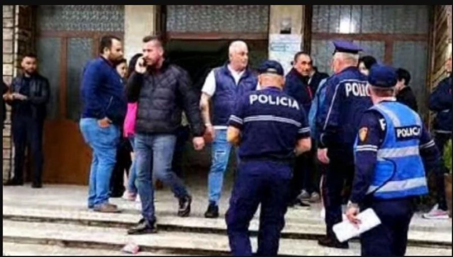 Probleme në 3 qendra votimi në Elbasan, ndërhyn policia