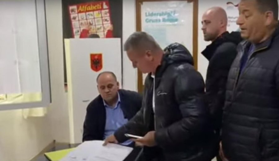 Tensione në qendrat e votimit në Fushë Krujë, kërcënohen komisionerë e opozitës