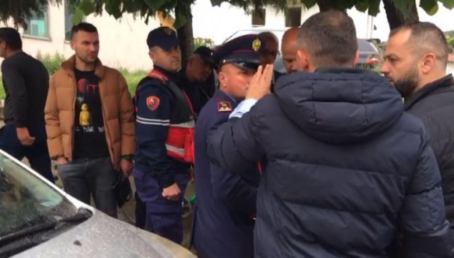 EMRI/ Zyrtarja e Ramës ushtron presion mbi votuesit/ Përplasje fizike në një qendër votimi në Durrës