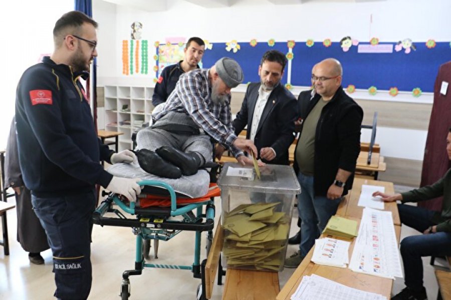 Pjesëmarrje rekord në zgjedhjet në Turqi/ Votues me barela, me bombol oksigjeni dhe një 112-vjeçare  