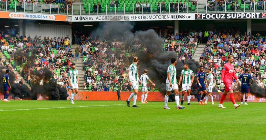 VIDEO/ Pushtim i fushës, sherr masiv dhe tymuese! Ndërpritet ndeshja e Ajax