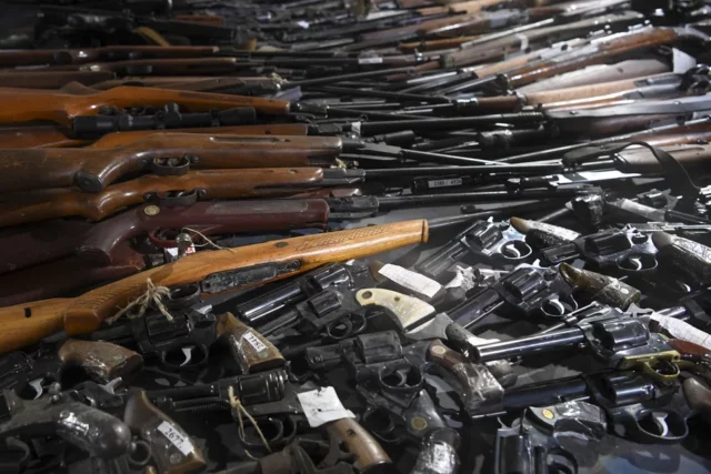 Qytetarët serbë dorëzojnë 13.500 armë ilegale pas të shtënave masive