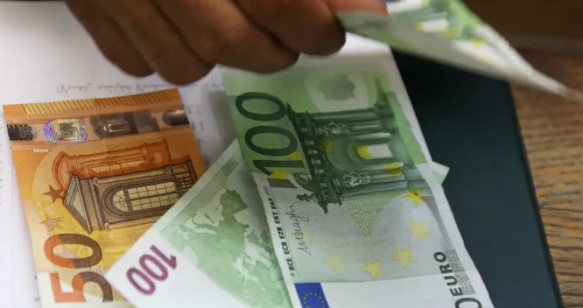 Franca ndan dy miliardë euro për t’i reduktuar taksat për qytetarët