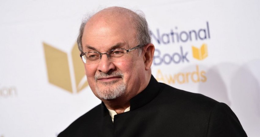 Nëntë muaj pas sulmit, shkrimtari Salman Rushdie mban fjalim të rrallë publik