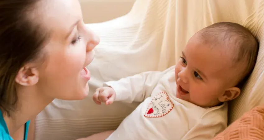 Biseda me foshnjat mund të ndihmojë në formimin e strukturës së trurit