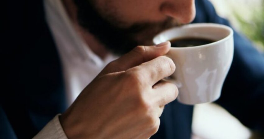 Çfarë ndodh në trupin tuaj gjashtë orë pas pirjes së kafesë?