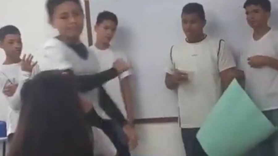 E rëndë në Brazil, 14-vjeçari qëllon me stilolaps në fytyrë shoqen e klasës (VIDEO)