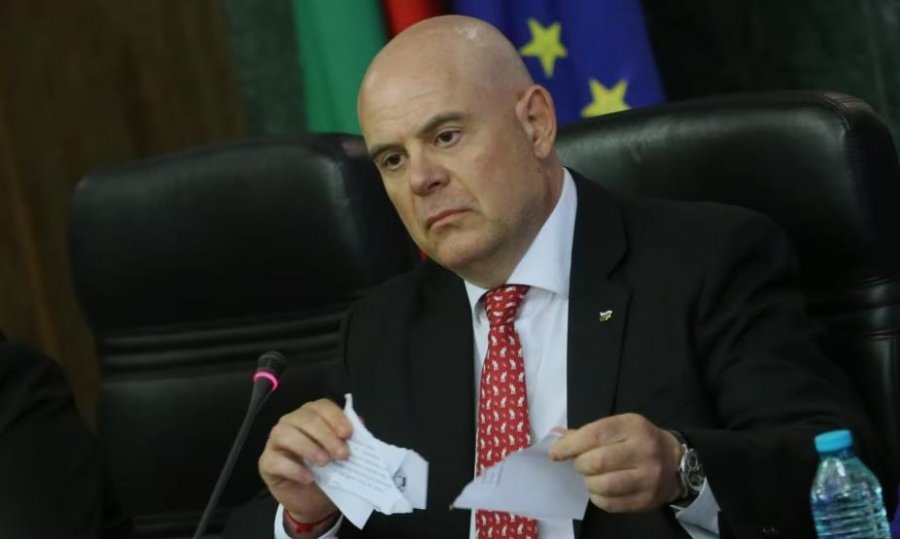 Kryeprokurori bullgar refuzon dorëheqjen, i quan rivalët 'plehra politike'