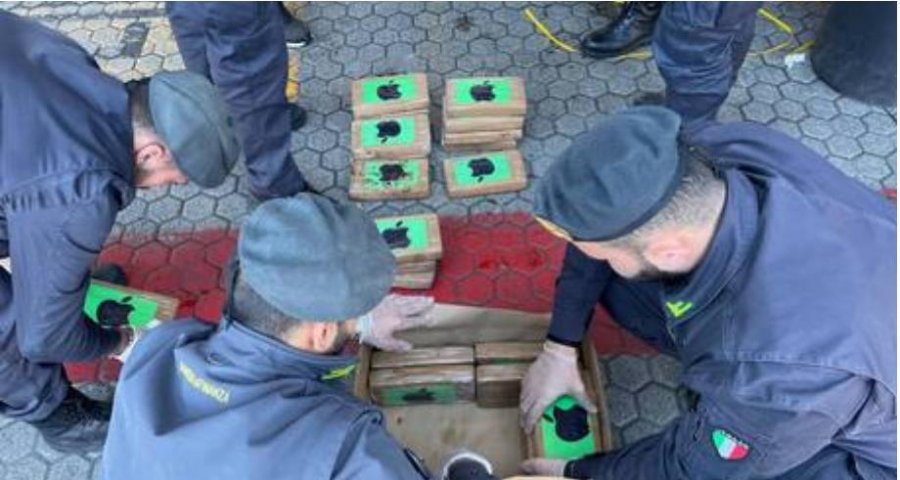 Itali/ Kapen 3 ton kokainë në port, ishin të fshehura në kuti banane