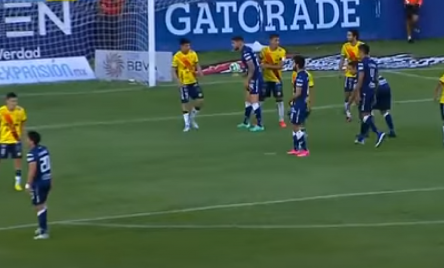 VIDEO/ Portieri realizon një gol të pabesueshëm në Meksikë