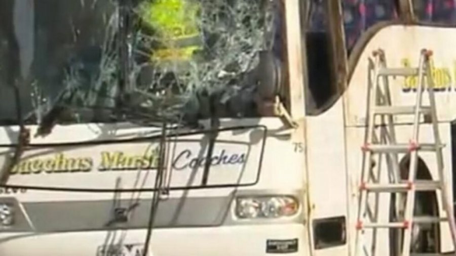 Aksident i rëndë trafiku në Australi, kamioni përplaset në autobusin e mbushur me nxënës 