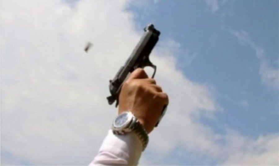 Qëllon në ajër me armë imituese, procedohet penalisht 27-vjeçarja në Vaun e Dejës
