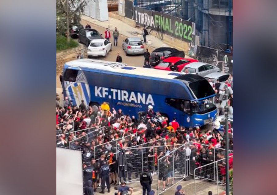 VIDEO/ Incident para derbit të kryeqytetit, tifozët e Partizanit sulmojnë autobusin e Tiranës dhe i thyejnë xhamat