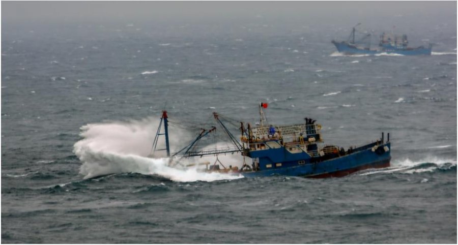 Përmbyset anija kineze e peshkimit në Oqeanin Indian, 39 marinarë të zhdukur