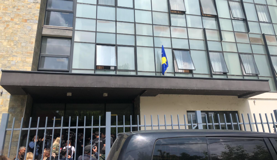 Erden Atiq gati të betohet si kryetar i Mitrovicës së Veriut, për herë të parë flamuri i Kosovës në komunë