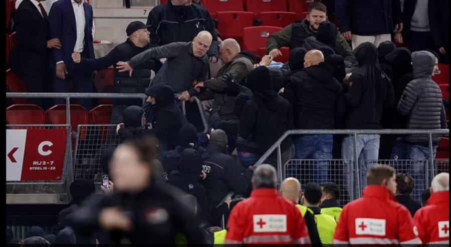 Kaos në Holandë, lojtarët e West Ham përleshen me 'ultrasit' e AZ Alkmaar