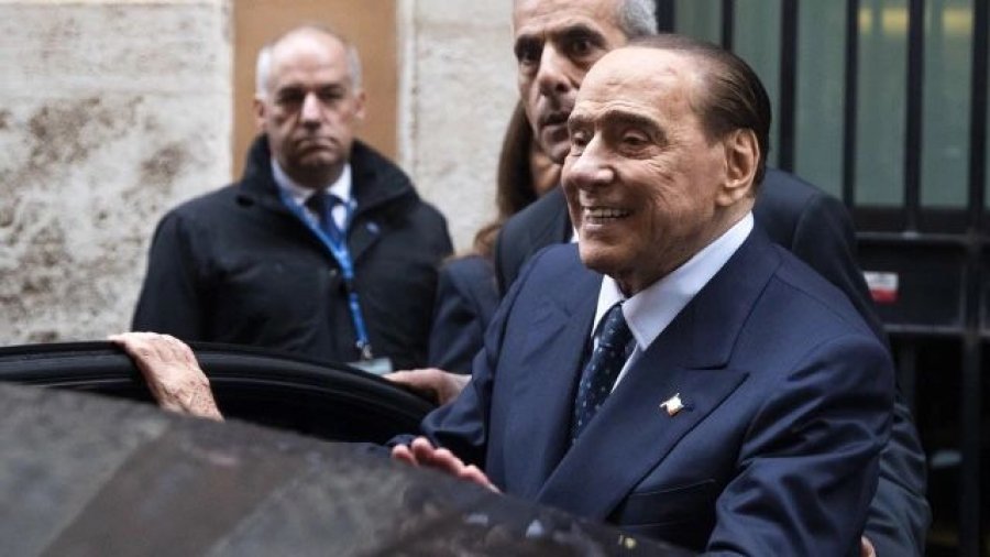 Ish-kryeministri i Italisë, Silvio Berlusconi del nga spitali pas 1 muaji