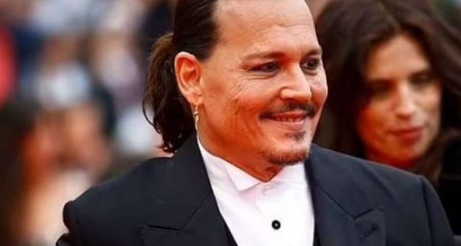 Paraqitja e Johnny Depp në tapetin e kuq në Festivalin e Kanës nxit reagime të shumta në rrjet