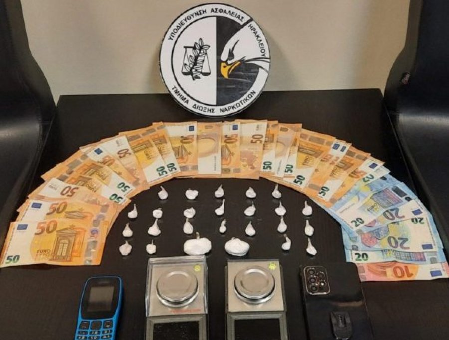 'I shiti drogë shqiptarit'/ Arrestohet çifi grek, policia i gjen 140 doza kokainë në shtëpi