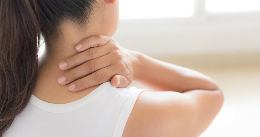 Ekspertët tregojnë disa mënyra për ta parandaluar dhimbjen e qafës
