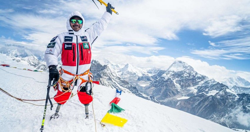 Humbi të dyja këmbët në Afganistan, ish-ushtari hyn në histori duke ngjitur Everestin!