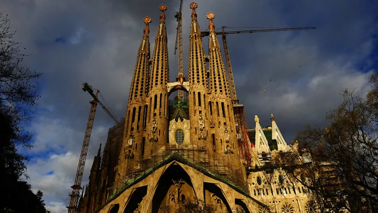 Banorët e Barcelonës përballen me dëbimin ndërkohë që afrohet përfundimi i 'Sagrada Familia’