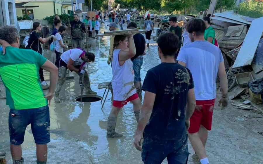 Përmbytje në Ravenna: Çifti shqiptar përzjehet me shpëtuesit për t'i grabitur paratë të moshuarve