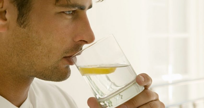 Çka i ndodh trupit kur pini ujë me limon çdo mëngjes