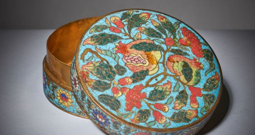 Kutia e dinastisë Ming e shekullit XV shitet për 358,000 dollarë