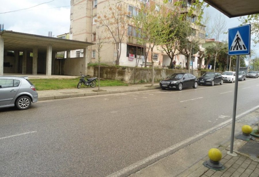 Jo vetëm asfalt elektoral/ U vijëzua para zgjedhjeve, rrugës në Roskovec i del boja me shiun e parë