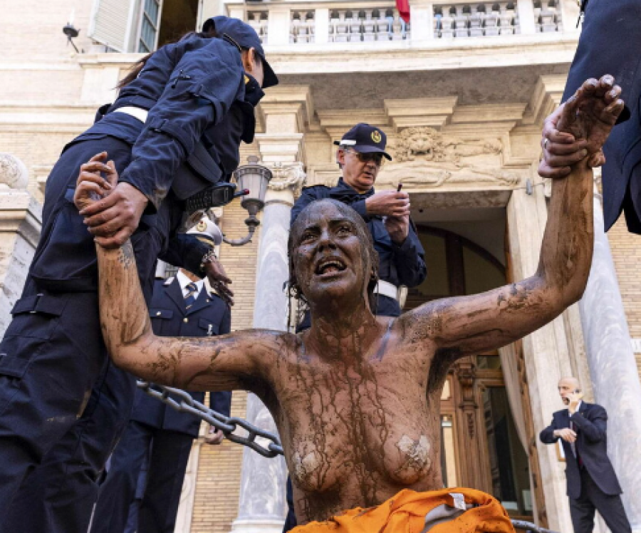 Vazhdojnë protestat në Itali/ Aktivistët zhvishen dhe lyhen me baltë