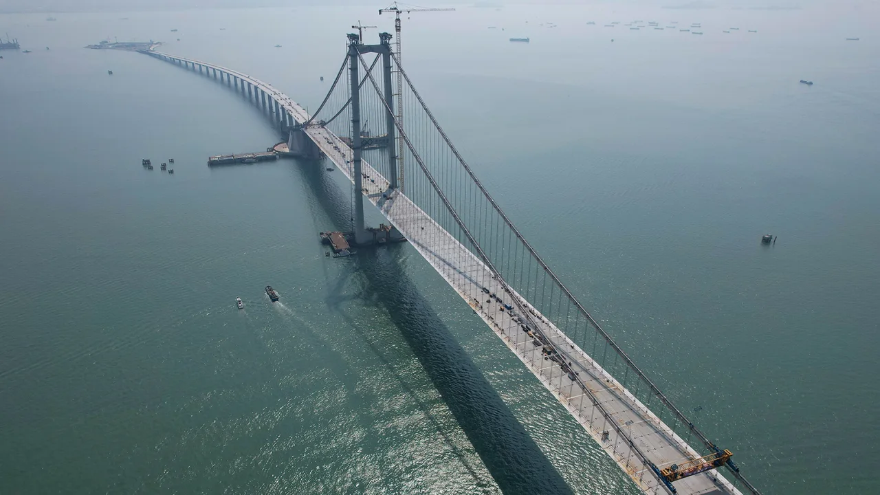 Kjo urë 15 milje, 6.7 miliardë dollarë është një simbol i ambicieve të Kinës dhe problemeve të saj